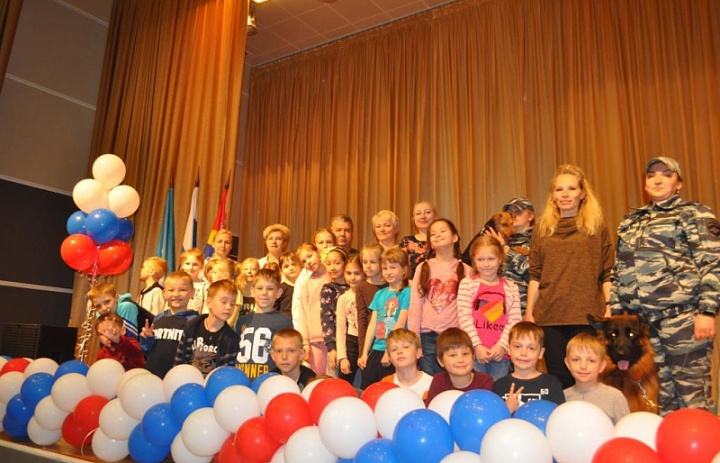 Сотрудники Штаба и Центра кинологической службы регионального УМВД провели акцию в День защиты детей
